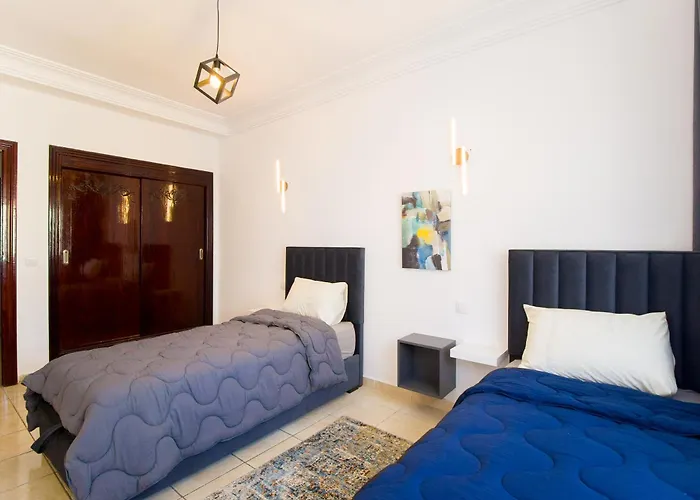 Stylish & Bright 3-Bedroom Apartment For Max Of 8, City Center With Air Conditioning And Free Parking