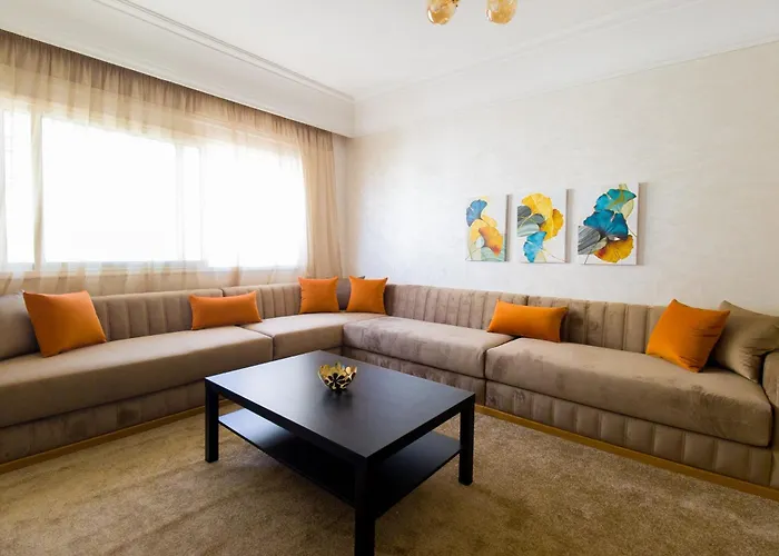 Stylish & Bright 3-Bedroom Apartment For Max Of 8, City Center With Air Conditioning And Free Parking