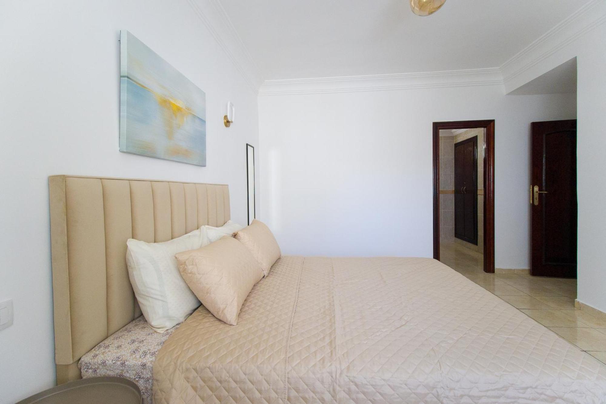 Stylish & Bright 3-bedroom For Max Of 8, Center With Air Conditioning And Free Parking Appartement