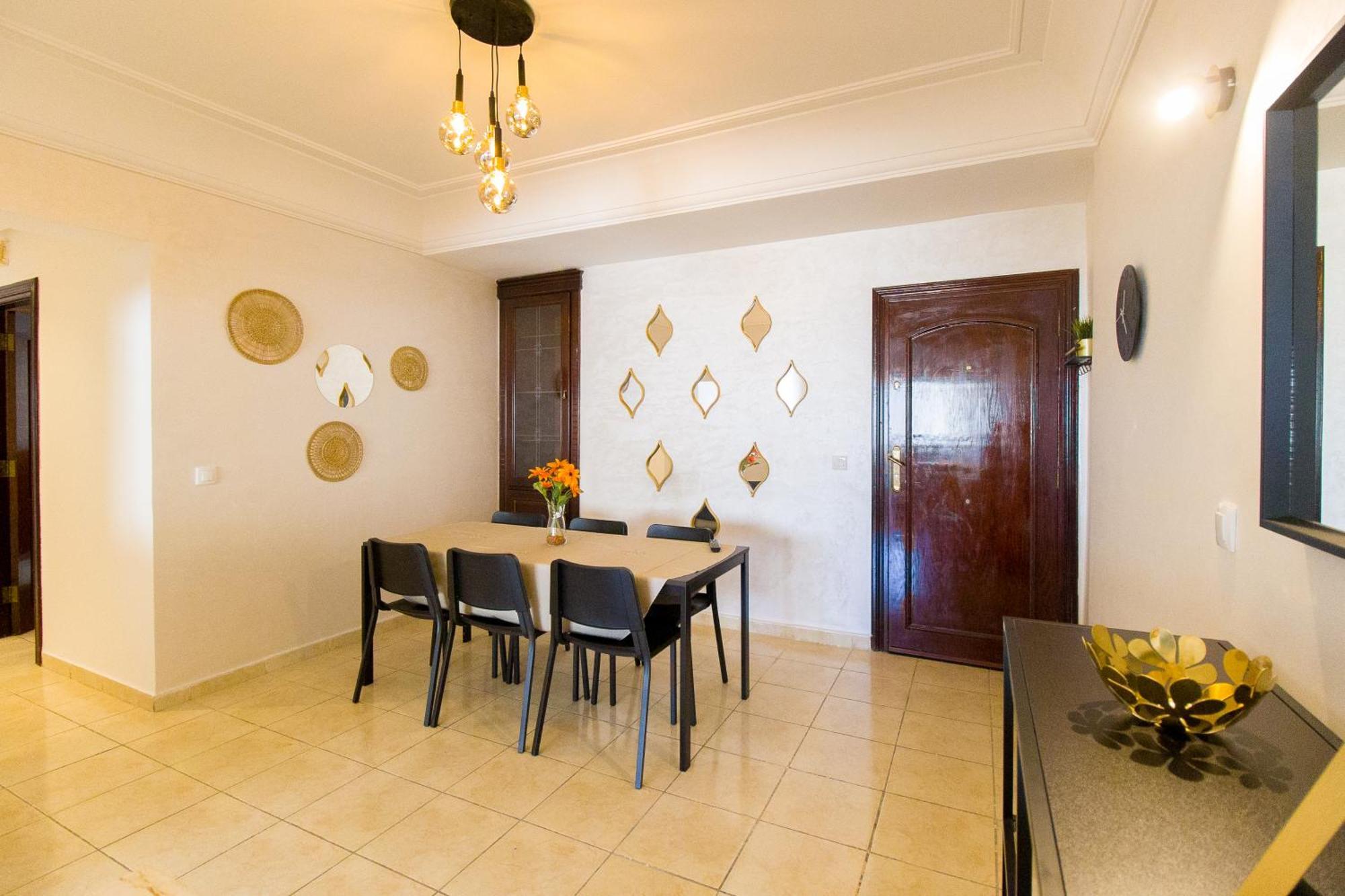 Stylish & Bright 3-bedroom For Max Of 8, Center With Air Conditioning And Free Parking